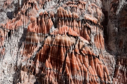 Iran (Montagnes du Zagros) - Dôme de sel de Dashti (Jashak salt dome) : figures de dissolution du sel rose altéré (VO-16-0369)