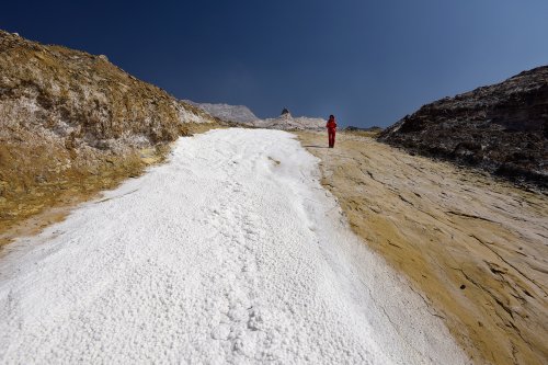 Iran (Montagnes du Zagros) - Dôme de sel de Dashti (Jashak salt dome) : personnage à côté de dépôts de sel(VO-16-0410)