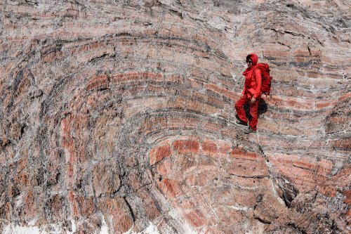 Iran (Montagnes du Zagros) - Dôme de sel de Dashti (Jashak salt dome) : personnage devant pli dans des formations de sel rose(VO-16-0426)