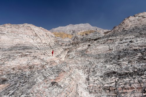 Iran (Montagnes du Zagros) - Dôme de sel de Dashti (Jashak salt dome) : personnage au milieu du diapir de sel (paysage minéral sans aucune végétation)(VO-16-0435)