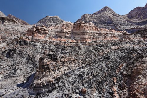Iran (Montagnes du Zagros) - Dôme de sel de Dashti (Jashak salt dome) : strates de sel rose et gris avec figures de dissolution(VO-16-0443)