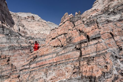 Iran (Montagnes du Zagros) - Dôme de sel de Dashti (Jashak salt dome) : randonneuse derrière strates de sel rose(VO-16-0454)