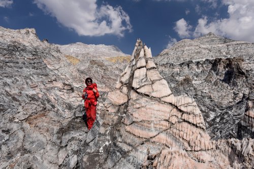 Iran (Montagnes du Zagros) - Dôme de sel de Dashti (Jashak salt dome) : randonneuse à côté d'un petit piton de sel rose(VO-16-0456)