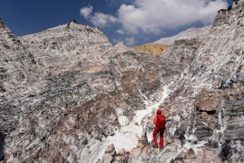 Iran (Montagnes du Zagros) - Dôme de sel de Dashti (Jashak salt dome) : personnage sur belvédère au dessus vallée avec dépôts de sel
(VO-16-0465)