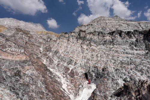 Iran (Montagnes du Zagros) - Dôme de sel de Dashti (Jashak salt dome) : entrée de grottes dans le diapir de sel   (VO-16-0473)