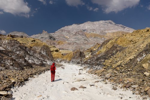 Iran (Montagnes du Zagros) - Dôme de sel de Dashti (Jashak salt dome) : personnage sur lit de rivière à sec avec dépôts de sel(VO-16-0479)