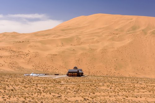 Désert du Badain Jaran (Chine, Mongolie Intérieure) - Hôtel Hu au pied d'une dune géante à l'entrée du Parc du Badain Jaran.(VO-16-0849)