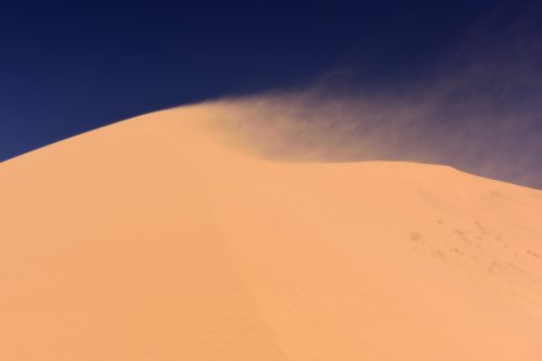 Désert du Badain Jaran (Chine, Mongolie Intérieure) - Vent faisant voler le sable sur une crête de dune(VO-16-0853)