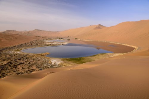 Désert du Badain Jaran (Chine, Mongolie Intérieure) - Lac de Suming Ji Ling vu de haut au lever du soleil(VO-16-1183)