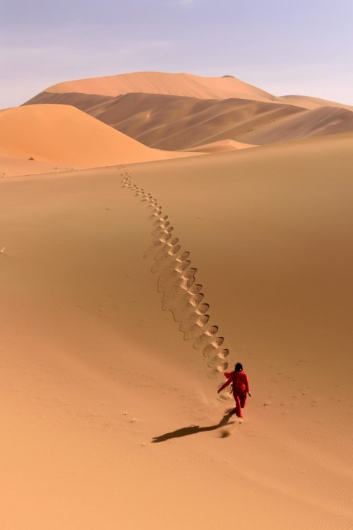 Désert du Badain Jaran (Chine, Mongolie Intérieure) - Randonneuse en rouge marchant dans les dunes près de Bilutu(VO-16-1194)