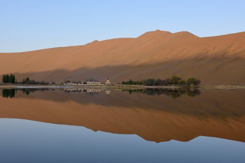 Désert du Badain Jaran (Chine, Mongolie Intérieure) - temple de Badain Jaran se reflétant dans le Lac de Suming Ji Ling au lever du soleil.(VO-16-1270)