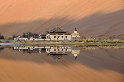 Désert du Badain Jaran (Chine, Mongolie Intérieure) - temple de Badain Jaran se reflétant dans le Lac de Suming Ji Ling au lever du soleil.(VO-16-1275)
