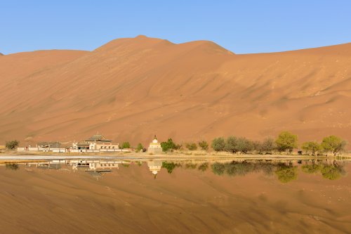 Désert du Badain Jaran (Chine, Mongolie Intérieure) - temple de Badain Jaran se reflétant dans le Lac de Suming Ji Ling au lever du soleil.(VO-16-1283)