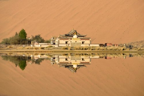 Désert du Badain Jaran (Chine, Mongolie Intérieure) - Temple de Badain Jaran se reflétant dans le Lac de Suming Ji Ling au lever du soleil.(VO-16-1285)