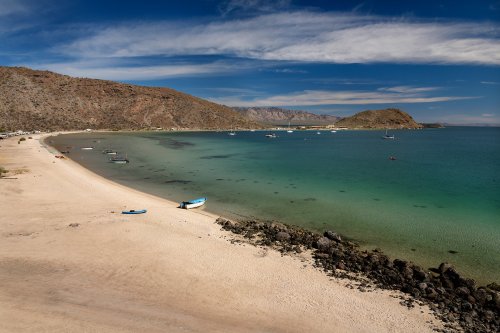 L'état de Basse Californie (Baja California) au Mexique est frontalier de l'état américain du même nom. Il se situe sur une péninsule longue de 1000 km et large de 50 à 250 km, bordée par la Mer de Cortès à l'est et l'Océan Pacifique à l'ouest. La partie sud (Baja Sur) présente des paysages de déserts hérissés de cactus à l'intérieur des terres et de belles plages souvent désertes sur ses côtes. C'est une destination tourististique fréquentée par les américains qui viennent en voisins à bord de leur énormes RV (camping cars). Quelques lagunes de la côte Pacifique sont un refuge pour les baleines grises qui viennent chaque année s'y reproduire et donner naissance à leurs petits entre le mois de décembre et avril. Elles sont plusieurs centaines dans la laguna del Ojo de Liebre à côté de Guerrero Negro. C'est une expérience unique d'aller à leur rencontre car elles viennent se faire caresser le "museau". 
