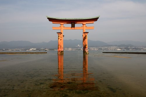 Miyajima island (Pref. Hiroshima, Japon) - Torii flottant du sanctuaire de Itsukushima(VO-19-0705)