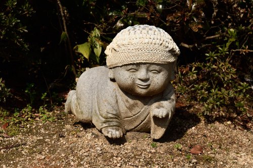 Miyajima island (Pref. Hiroshima, Japon) - Statue avec bonnet dans le jardin du temple Dashoin(VO-19-0737)