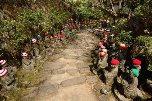Miyajima island (Pref. Hiroshima, Japon) - Statues avec bonnets de couleur dans le jardin du temple Dashoin(VO-19-0760)