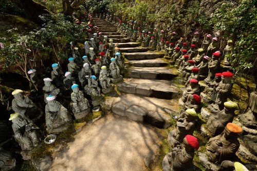 Miyajima island (Pref. Hiroshima, Japon) - Statues avec bonnets de couleur dans le jardin du temple Dashoin (VO-19-0768)