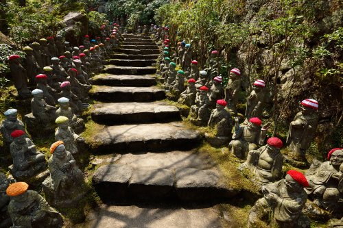 Miyajima island (Pref. Hiroshima, Japon) - Statues avec bonnets de couleur dans le jardin du temple Dashoin(VO-19-0772)