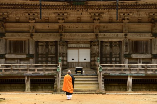 Koya San (Japon) - Moine devant le temple Kondo(VO-19-0906)