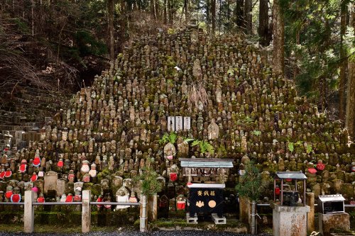 Koya San (Japon) - statues dans le cimetière bouddhique de Oku-no-in(VO-19-0965)