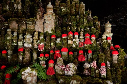 Koya San (Japon) - statues avec bonnets rouges dans le cimetière bouddhique de Oku-no-in(VO-19-0973)