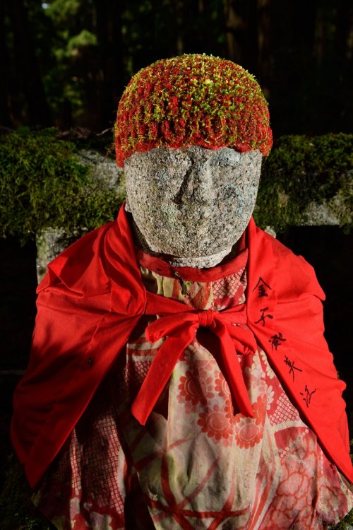 Koya San (Japon) -  Statue dans le cimetière bouddhique de Oku-no-in(VO-19-0990)