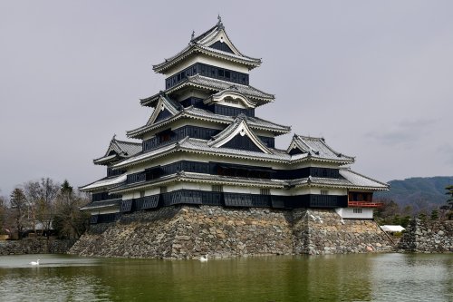 Matsumoto (Japon) - Château avec lac en premier plan(VO-19-1156)