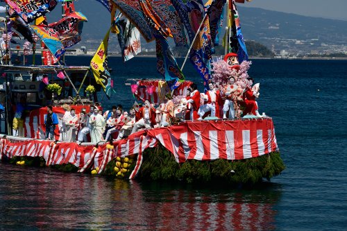 Péninsule d'Izu ( Japon) - Bateau décoré à l'occasion d'une fête traditionnelle avec Mont Fuji en fond(VO-19-1295)