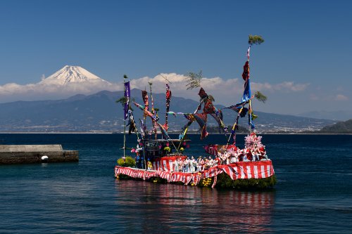 Péninsule d'Izu ( Japon) - Bateau décoré à l'occasion d'une fête traditionnelle avec Mont Fuji en fond(VO-19-1301)