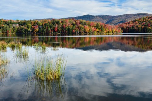 Kent Pond (Vermont, USA) - Lac avec reflet du ciel et montagnes automnales en fond(VO-19-2048)