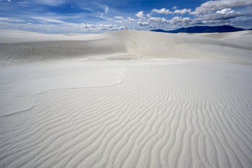 White Sands National Park (Nouveau Mexique, USA) - Grande dune de sable blanc avec rides en premier plan et personnage lointain en rouge au sommet(VO-20-0392)