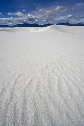 White Sands National Park (Nouveau Mexique, USA) - Grande dune de sable blanc avec rides en premier plan et personnage en rouge au sommet(VO-20-0398)