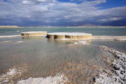 Mer Morte (Israël) - Plateformes de sel sur le rivage de la Mer Morte vers Ein Bokek(VO-23-0079)