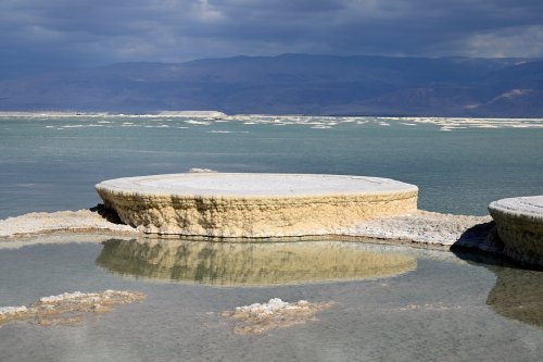 Mer Morte (Israël) - Plateforme de sel sur le rivage de la Mer Morte vers Ein Bokek(VO-23-0087)