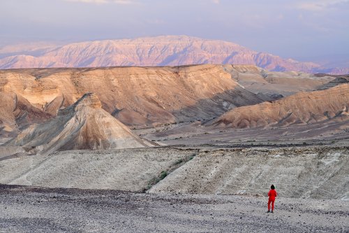 Mer Morte (Israël) - Soleil couchant sur le plateau dominant la Mer Morte au dessus de Neve Zohar (montagnes de Jordanie en arrière plan).(VO-23-0103)