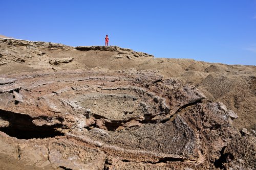 Mer Morte (Israël) - Doline d'effondrement sur au bord de la Mer Morte vers Ein Gedi due à l'abaissement du niveau de celle-ci(VO-23-0109)