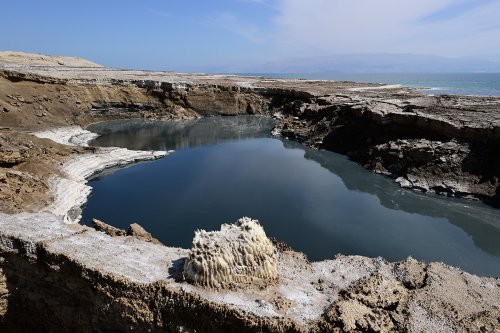 Mer Morte (Israël) - Doline d'effondrement envahie par l'eau sur au bord de la Mer Morte vers Ein Gedi due à l'abaissement du niveau de celle-ci(VO-23-0112)