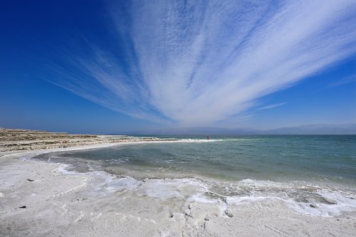 Mer Morte (Israël) - Rivage de la Mer Morte vers Ein Gedi avec cirrus dans le ciel bleu (VO-23-0121)