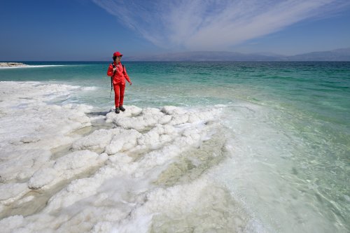 Mer Morte (Israël) - Rivage de la Mer Morte vers Ein Gedi avec personnage en rouge(VO-23-0153)