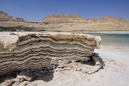 Mer Morte (Israël) - Strates de dépôts de sel sur le rivage de la Mer Morte (VO-23-0161)