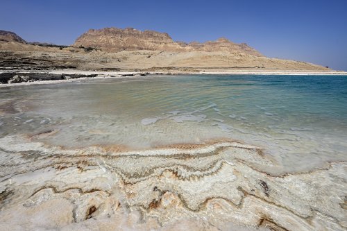 Mer Morte (Israël) - Dépôts ondulés de sel par l'effet des vagues en au bord de l'eau(VO-23-0171)