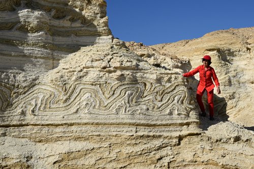 Massif du Mont Sodome (Israël) - Wadi Nahal Perazim : frise naturelle (appelée "sismite") due à la déformation ductile de couches de matériaux meubles liée à la liquéfaction ou à la fluidification induites par les séismes. (vue d'ensemble)(VO-23-0192)