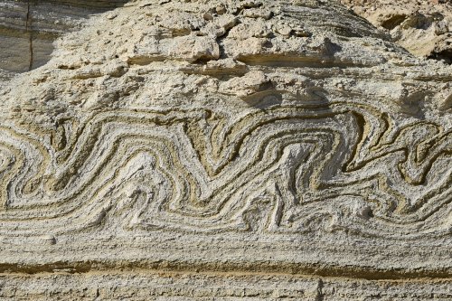 Massif du Mont Sodome (Israël) - Wadi Nahal Perazim : frise naturelle (appelée "sismite") due à la déformation ductile de couches de matériaux meubles liée à la liquéfaction ou à la fluidification induites par les séismes.(VO-23-0193)