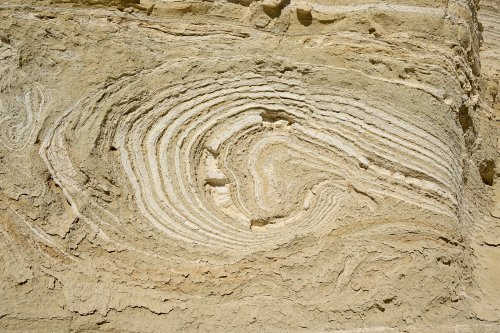 Massif du Mont Sodome (Israël) - Wadi Nahal Perazim : détail d'une frise naturelle (appelée "sismite") due à la déformation ductile de couches de matériaux meubles liée à la liquéfaction ou à la fluidification induites par les séismes.(VO-23-0194)