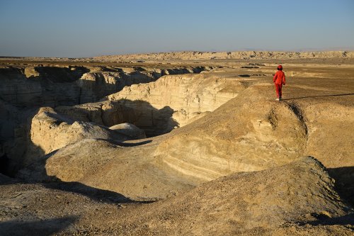 Massif du Mont Sodome (Israël) - Plaine d'Ami'Az : Personnage au dessus du Wadi Nahal Perazim(VO-23-0203)