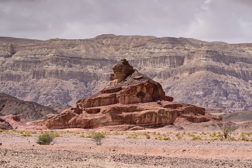 Parc national de Timna (Israël) - "Spiral Hill" avec les falaises de Timna (Timna cliff) en fond(VO-23-0250.)