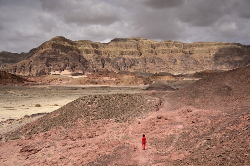 Parc national de Timna (Israël) - Falaises de Timna (Timna cliff) vues depuis le point d'observation (personnage sur le sentier)(VO-23-0261)