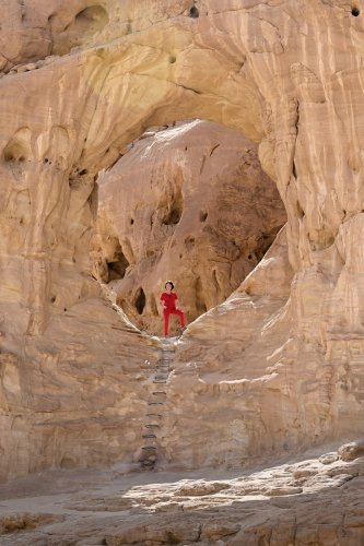 Parc national de Timna (Israël) - Personnage perché sur un bloc dans une arche naturelle (sans ciel)(VO-23-0283)